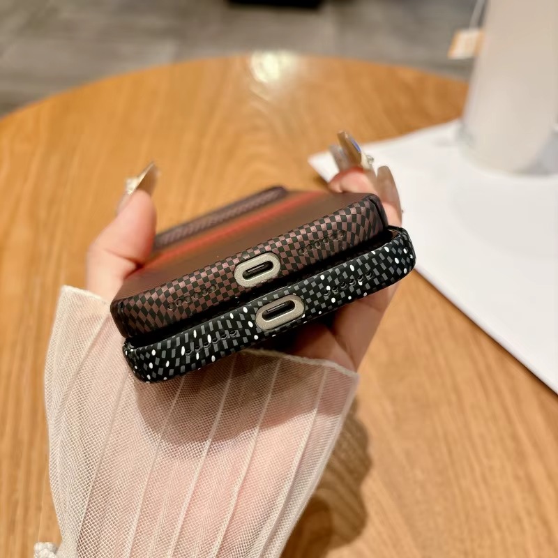 Coque iPhone Magnétique Fibre de Carbone – Rigide & Ultra-Fine Antichoc – Image 5