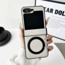 Coque rigide cuir PU avec support magnétique – Samsung Z Flip 3 à 7 - Blanc + support rotatif